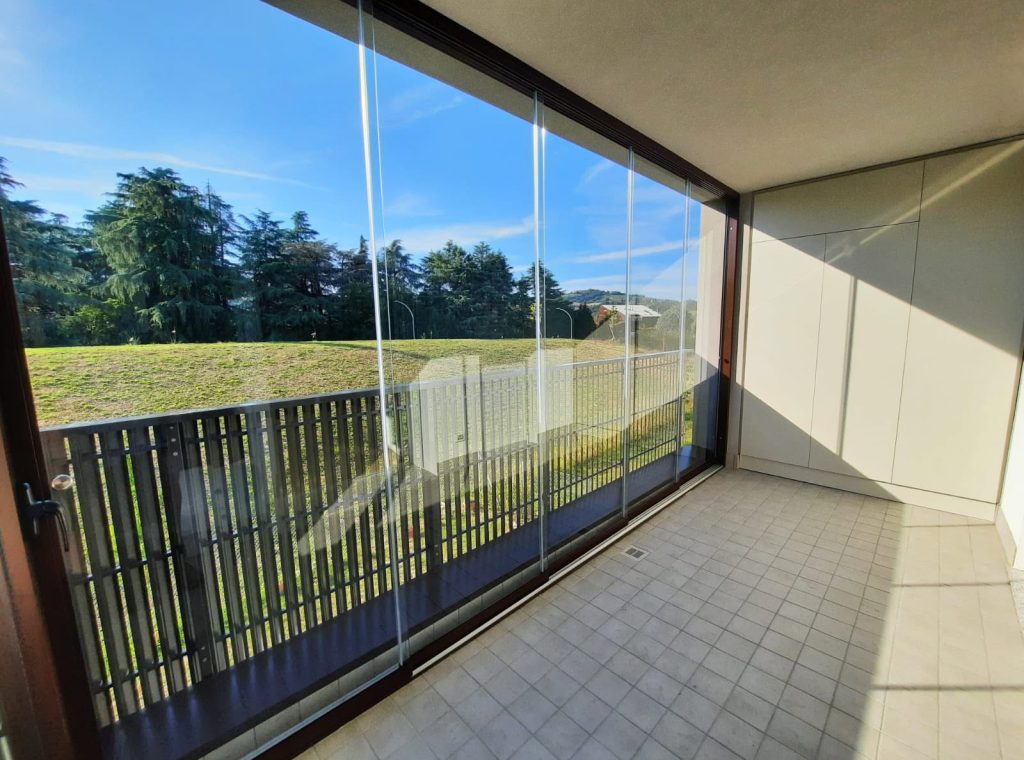 Vetrata panoramica sccorrevole per chiusura terrazzo